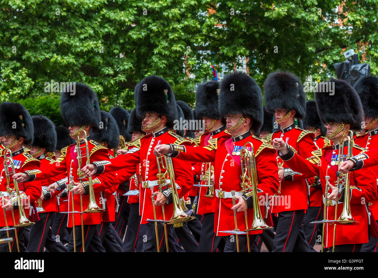 Massierte Bands der Guards Division marschieren entlang der Mall in Trooping the Color, auch bekannt als Queens Birthday Parade, The Mall, London, Großbritannien Stockfoto