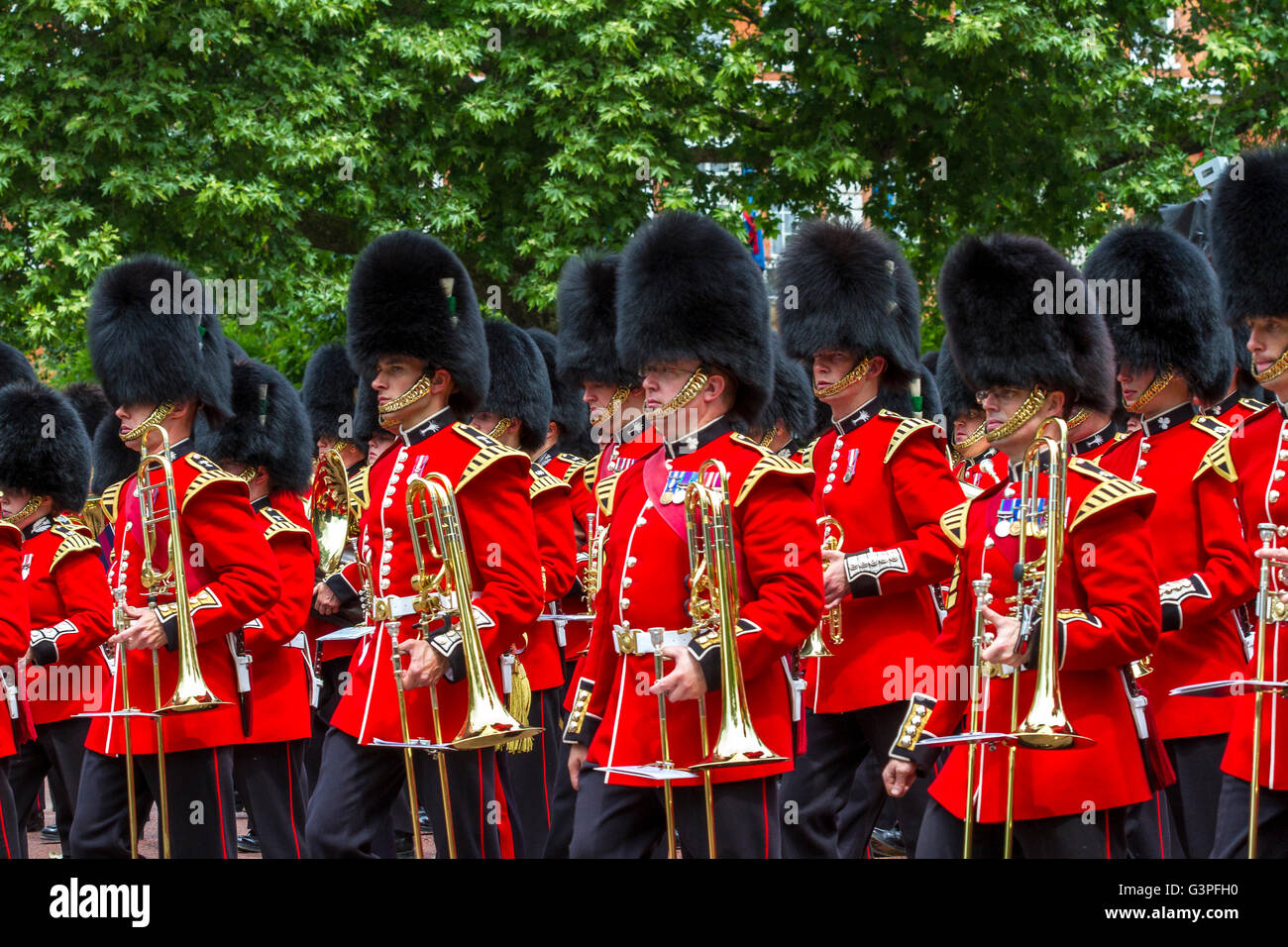 Massierte Bands der Guards Division marschieren entlang der Mall in Trooping the Color, auch bekannt als Queens Birthday Parade, The Mall, London, Großbritannien Stockfoto
