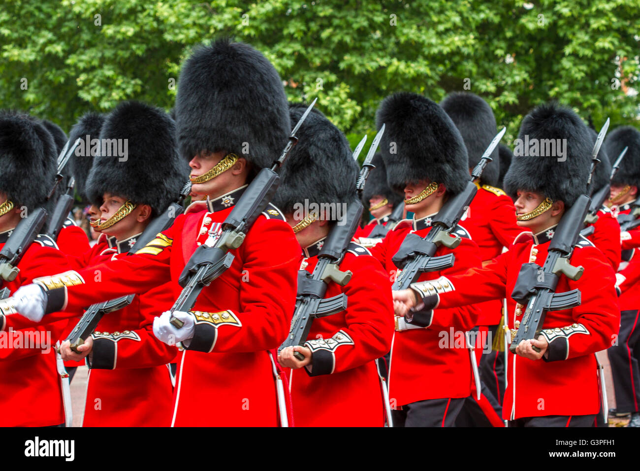 Soldaten der Coldstream Guards marschieren entlang der Mall in Trooping the Color, auch bekannt als Queens Birthday Parade, The Mall, London, Großbritannien Stockfoto