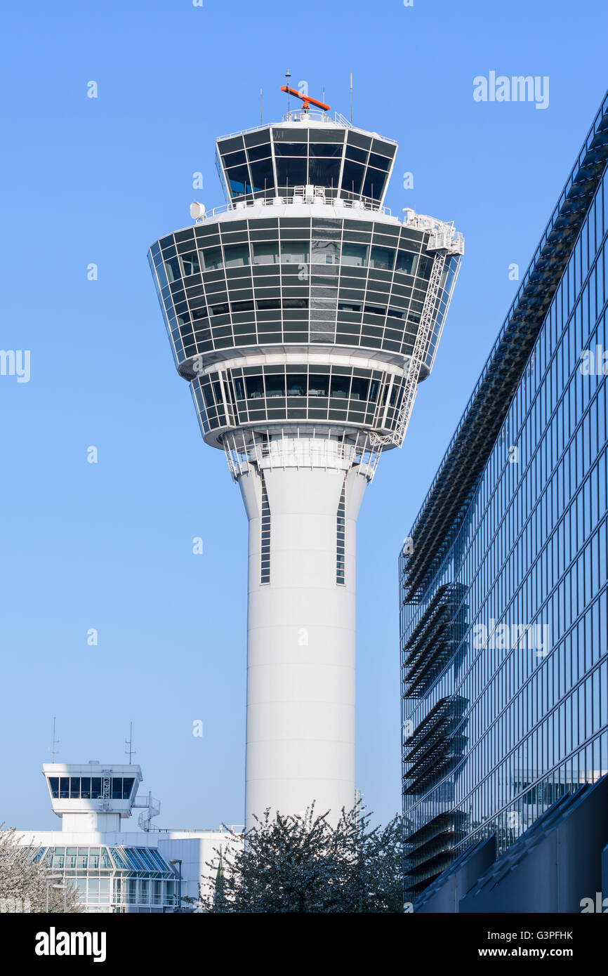 Modernes Gebäude des Air Traffic lokalen Kontrollturm in internationalen Passagier- und Cargo Hub Flughafen München Stockfoto