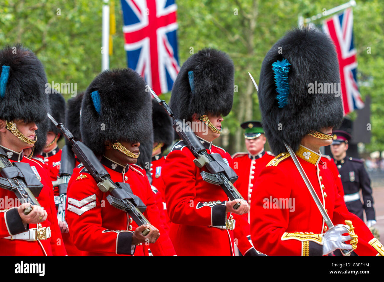 Soldaten der irischen Garde marschieren entlang der Mall in Trooping the Color, auch bekannt als Queens Birthday Parade, The Mall, London, Großbritannien Stockfoto