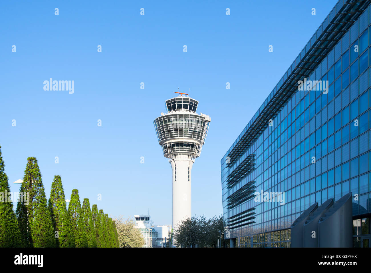 Glas und Stahl München internationalen Personenverkehr FlughafenKontrollturm und Terminalgebäude anzeigen Stockfoto