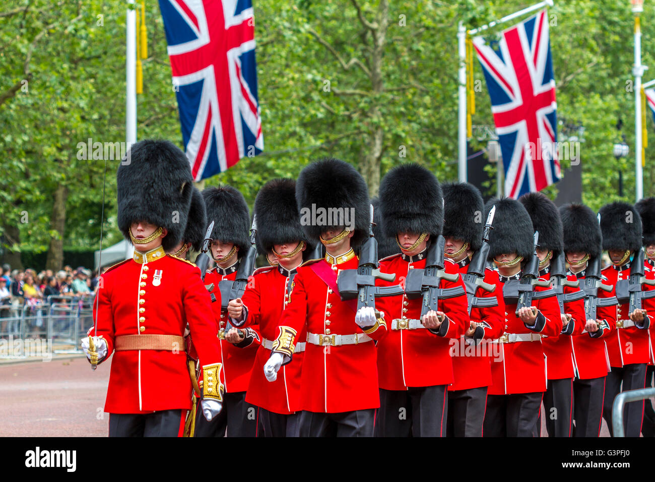 Soldaten der irischen Garde marschieren entlang der Mall in Trooping the Color, auch bekannt als Queens Birthday Parade, The Mall, London, Großbritannien Stockfoto