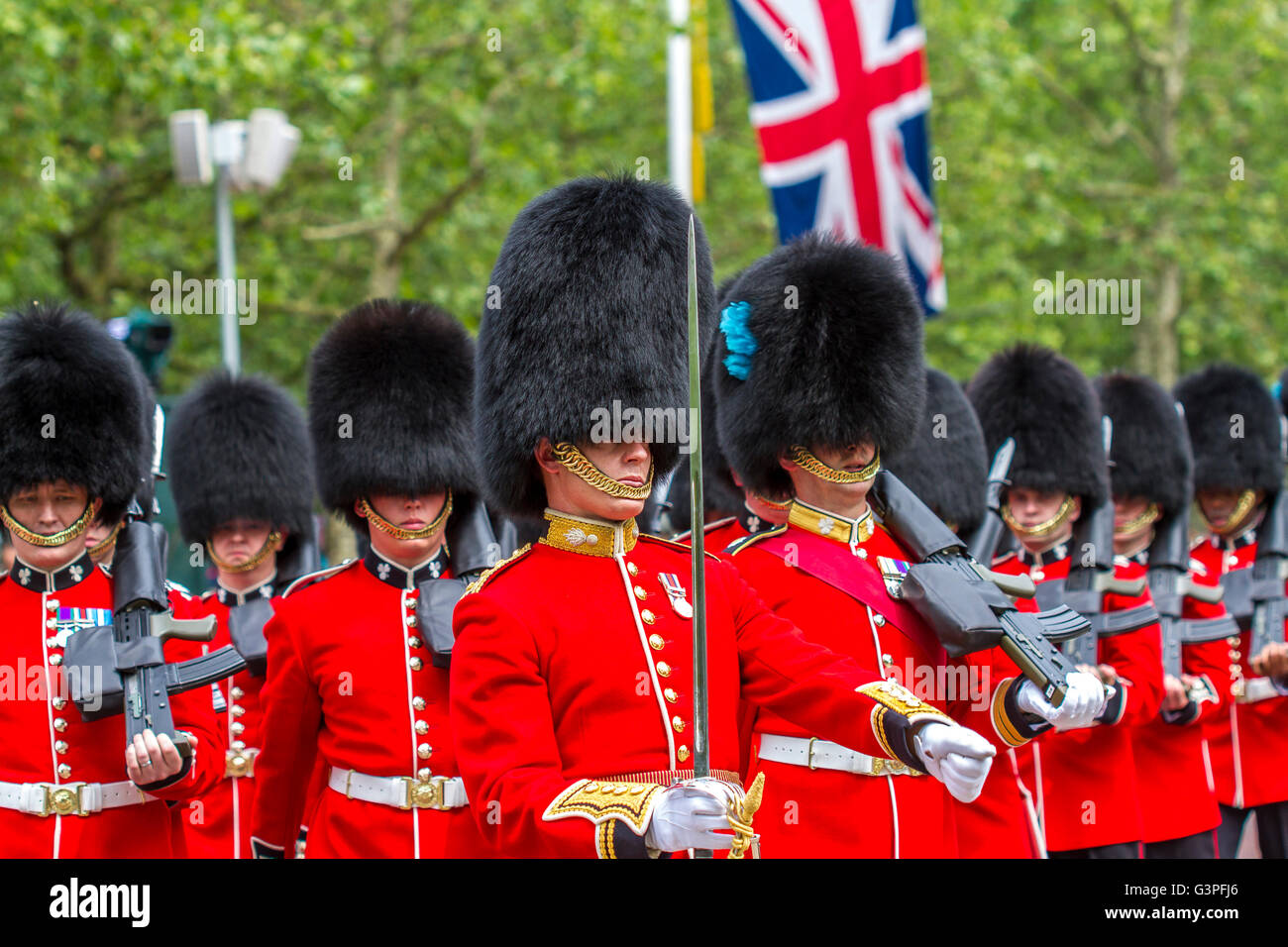 Soldaten der irischen Garde marschieren entlang der Mall in Trooping the Color, auch bekannt als Queens Birthday Parade, The Mall, London, Großbritannien Stockfoto
