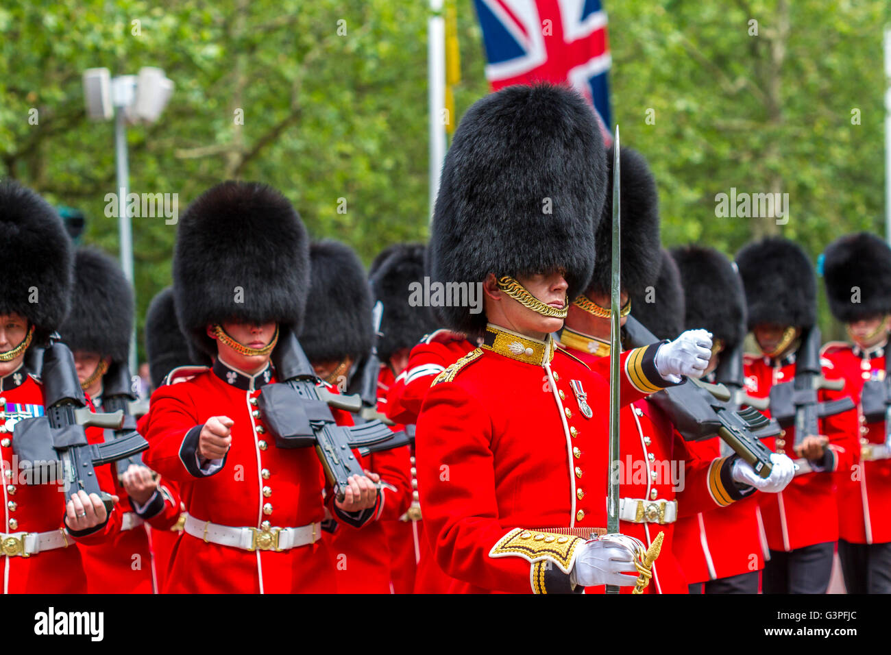 Irish Guards marschieren entlang der Mall in Trooping the Color, auch bekannt als Queens Birthday Parade, The Mall, London, Großbritannien Stockfoto
