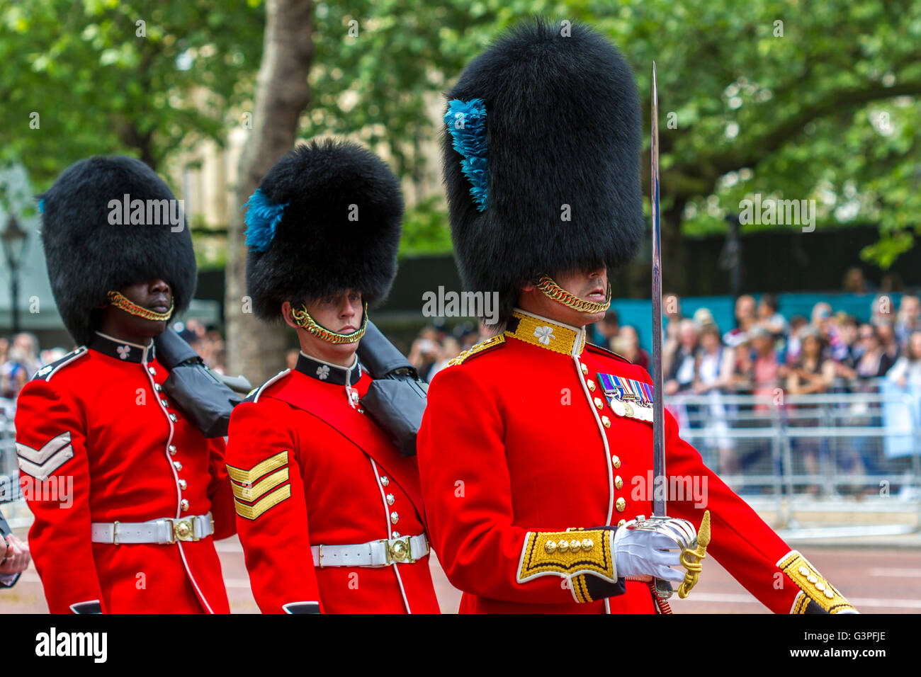Irish Guards marschieren entlang der Mall in Trooping the Color, auch bekannt als Queens Birthday Parade, The Mall, London, Großbritannien Stockfoto