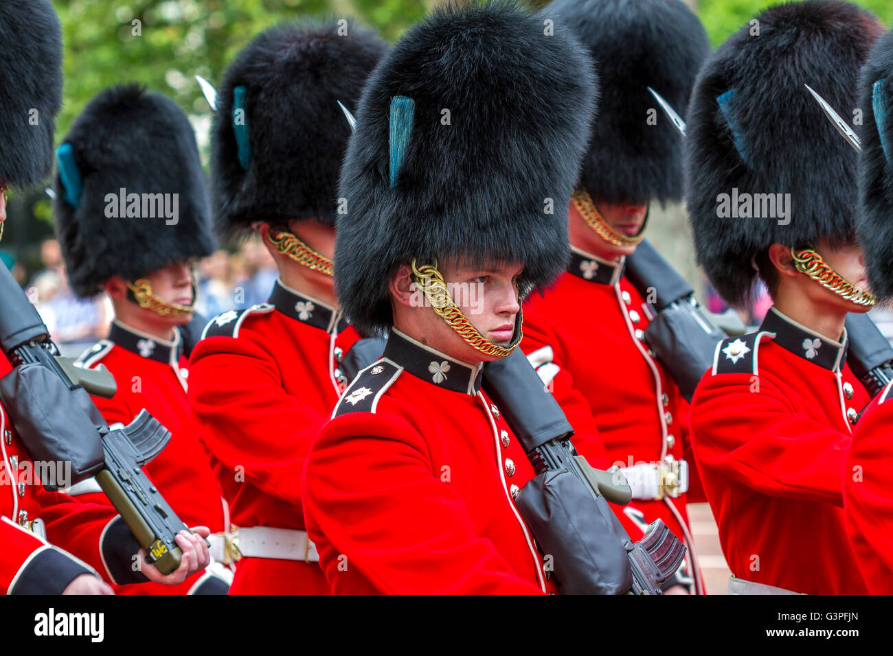 Irish Guards marschieren entlang der Mall in Trooping the Color, auch bekannt als Queens Birthday Parade, The Mall, London, Großbritannien Stockfoto
