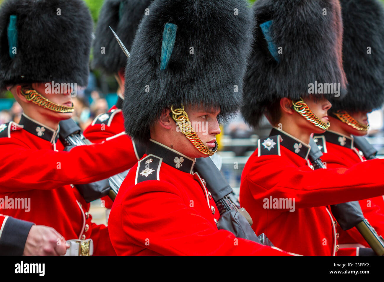 Irish Guards marschieren entlang der Mall in Trooping the Color, auch bekannt als Queens Birthday Parade, The Mall, London, Großbritannien Stockfoto