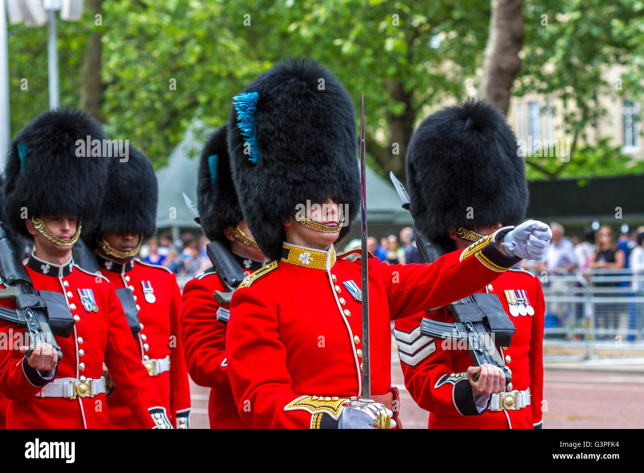 Irish Guards marschieren entlang der Mall in Trooping the Color, auch bekannt als Queens Birthday Parade, The Mall, London, Großbritannien Stockfoto