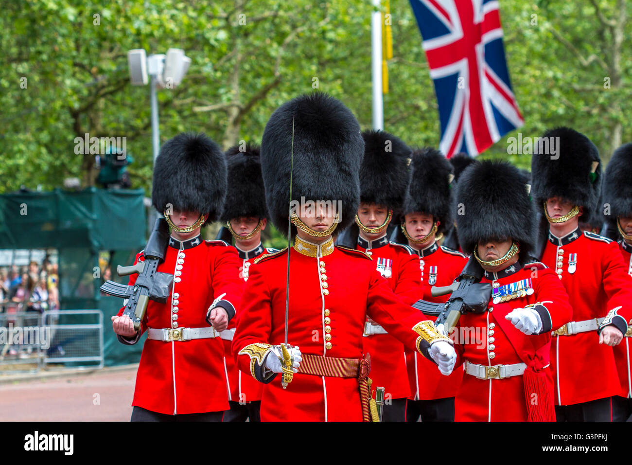 Welsh Guards marschieren entlang der Mall in Trooping the Color, auch bekannt als Queens Birthday Parade, The Mall, London, Großbritannien Stockfoto