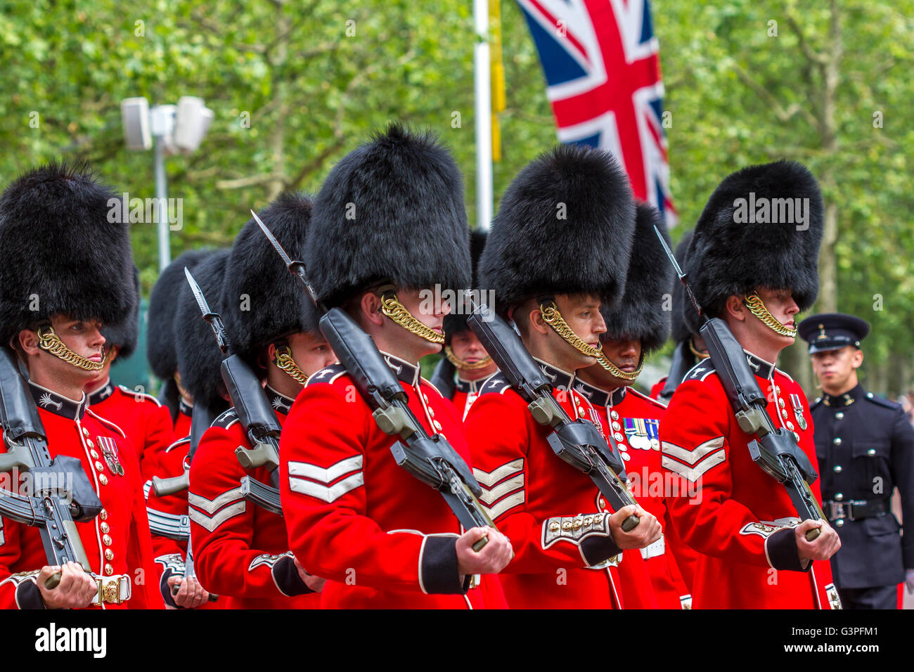 Welsh Guards marschieren bei der Queens Birthday Parade, auch bekannt als The Trooping the Color , The Mall , London Stockfoto