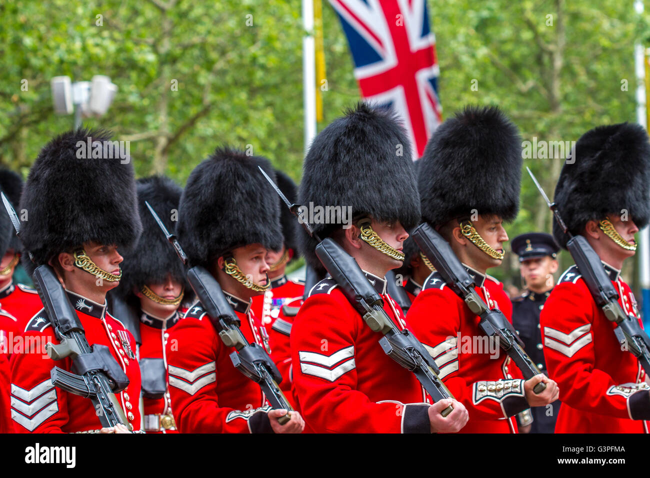 Welsh Guards marschieren entlang der Mall in Trooping the Color, auch bekannt als Queens Birthday Parade, The Mall, London, Großbritannien Stockfoto