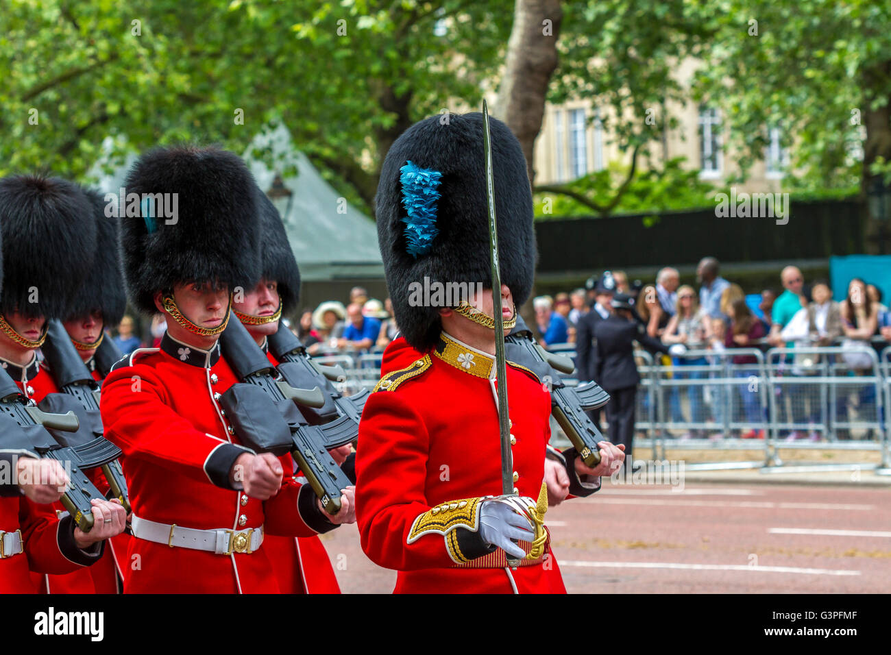 Irish Guards marschieren entlang der Mall in Trooping the Color, auch bekannt als Queens Birthday Parade, The Mall, London, Großbritannien Stockfoto