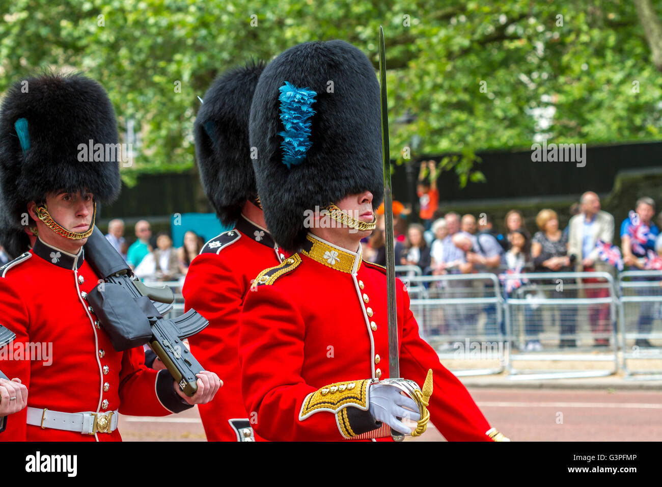 Irish Guards marschieren entlang der Mall in Trooping the Color, auch bekannt als Queens Birthday Parade, The Mall, London, Großbritannien Stockfoto