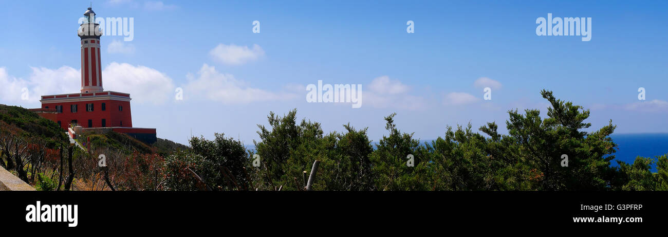 Leuchtturm von Punta Carena am südlichsten Zipfel der Insel Capri Italien. Dies ist ein Bereich mit Meer Badenden Stockfoto Leuchtturm von Punta Carena am südlichsten Zipfel der Insel Capri Italien. Dies ist ein Bereich mit Meer Badenden Stockfoto