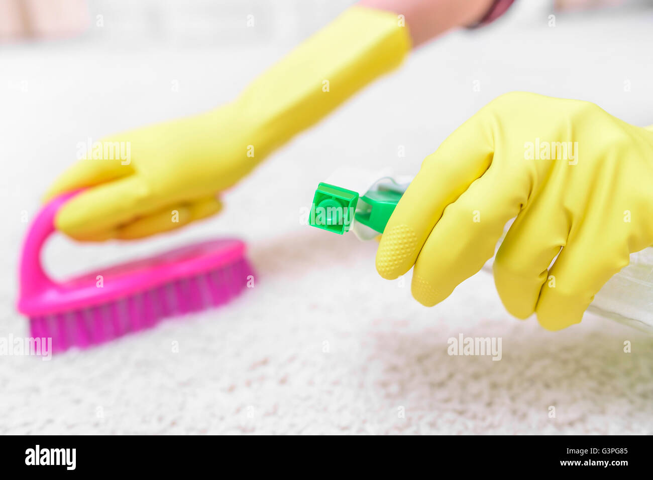 Reinigen Sie die Teppich-Bürste und Spray. Konzentrieren Sie sich auf das Spray. Stockfoto