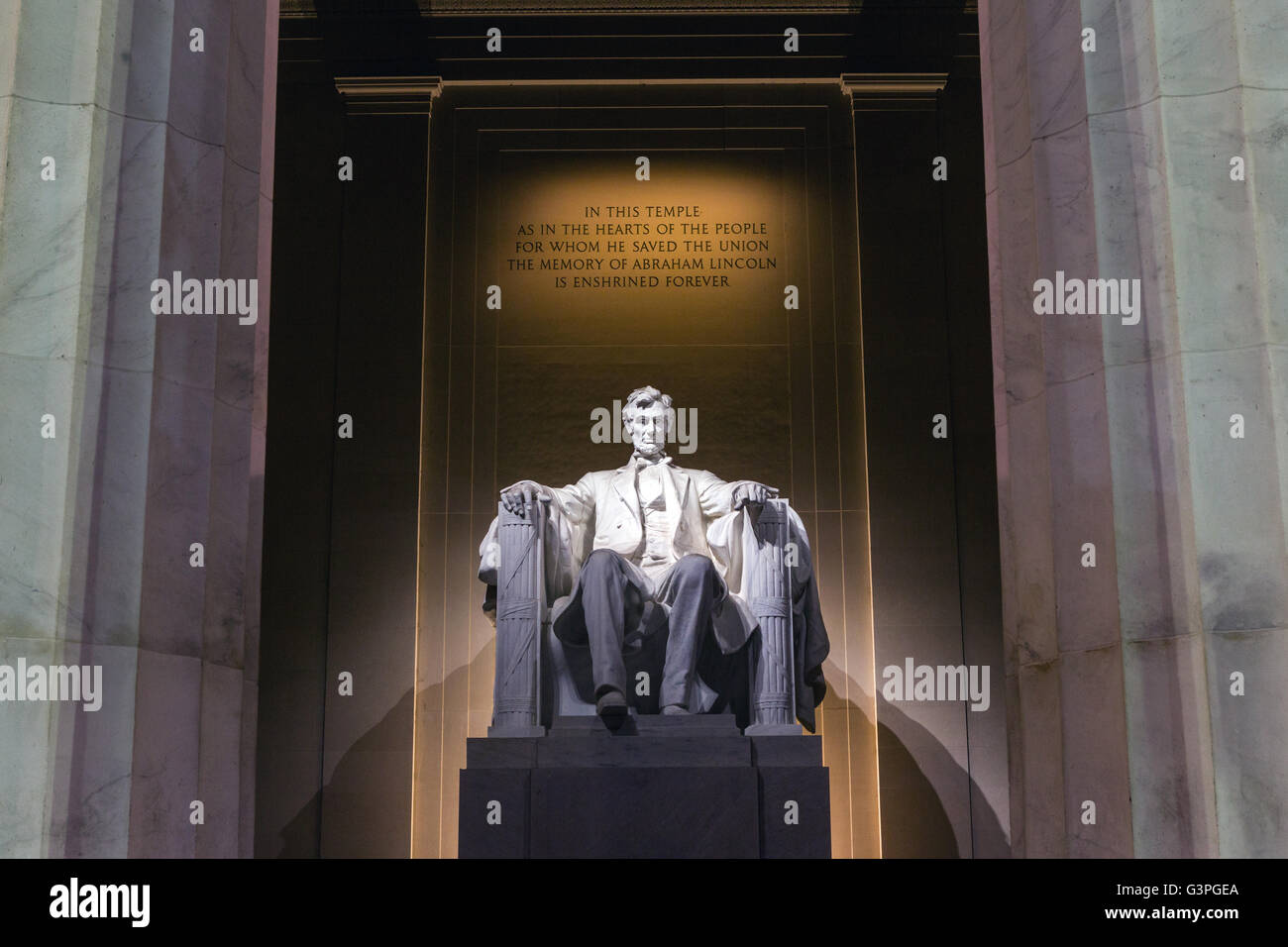 Lincoln Memorial Innenansicht zeigt Statue von Präsident Abraham Lincoln in der Morgendämmerung in Washington, DC. Stockfoto