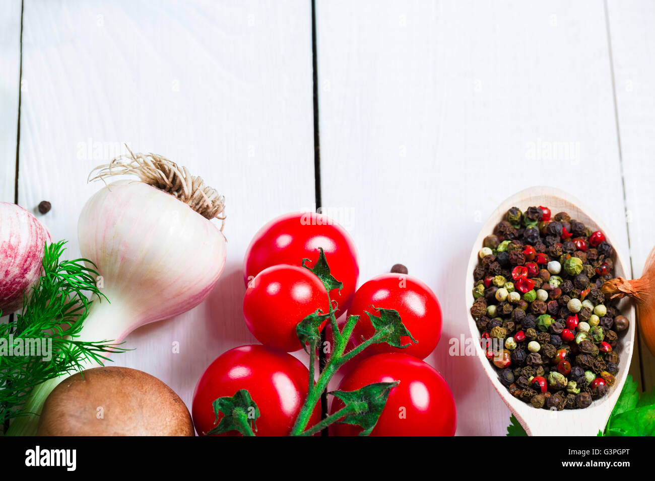 Schönen Hintergrund gesunde organische Essen. Studio Fotografie im Rahmen verschiedener Gemüse und Pilzen auf dem weißen Boa Stockfoto
