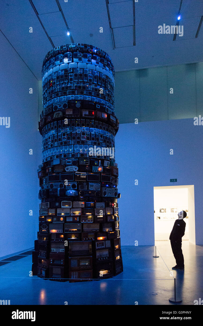 London, UK. 14. Juni 2016. Ein Tate-Mitarbeiter schaut Babel, 2001, von Cildo Meireles, im Kesselhaus (Altbau). Drücken Sie die Vorschau des neuen Gebäudes, das Schalter-Haus in der Tate Modern, die dieses Wochenende für die Öffentlichkeit zugänglich wird. Stockfoto