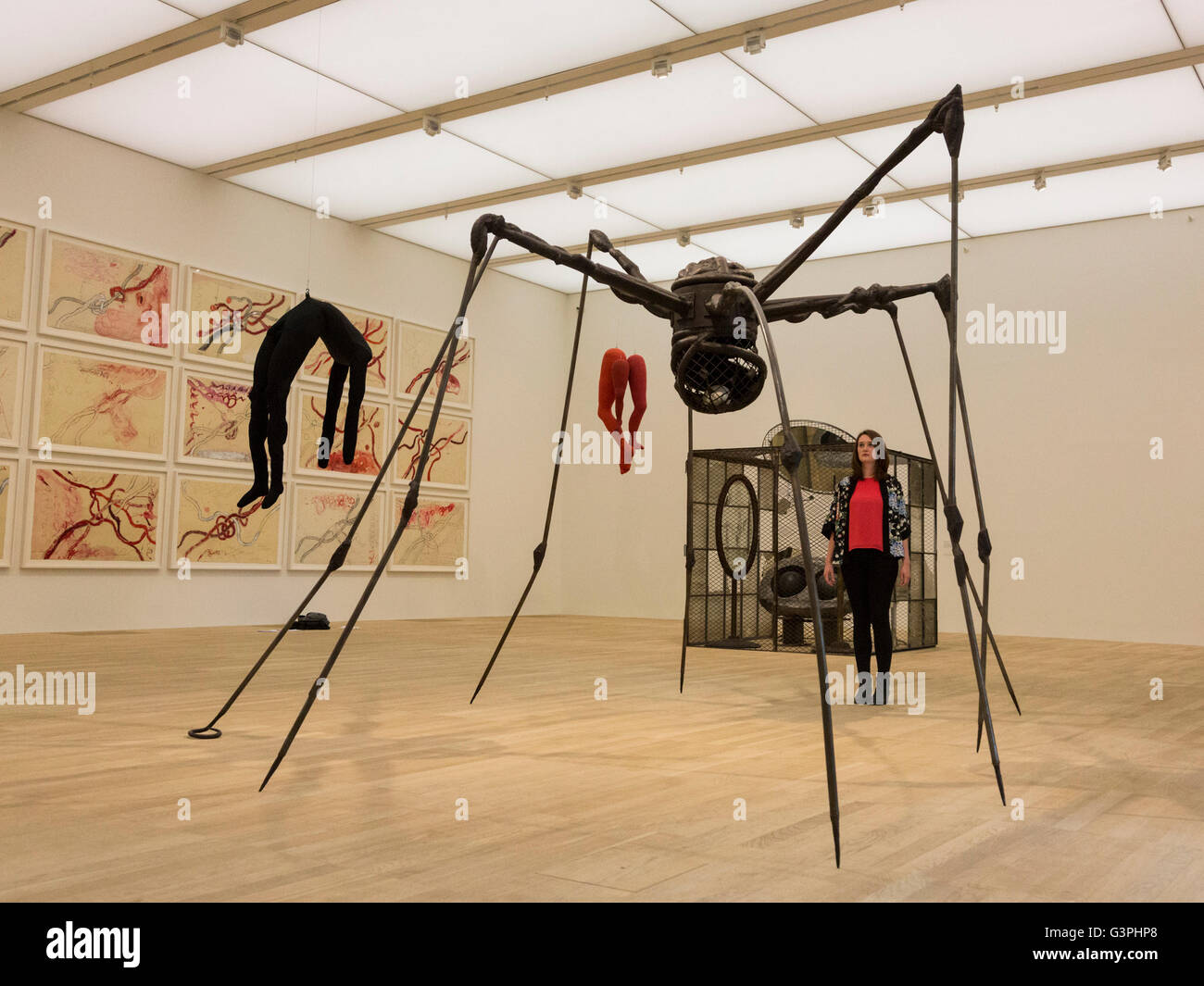 London, UK. 14. Juni 2016. Tate Modern Mitarbeiter blickt auf eine Spinne Skulptur von Louise Bourgeois. Drücken Sie die Vorschau des neuen Gebäudes, das Schalter-Haus in der Tate Modern, die dieses Wochenende für die Öffentlichkeit zugänglich wird. Stockfoto