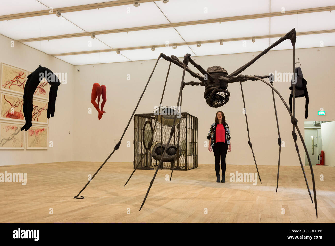 London, UK. 14. Juni 2016. Tate Modern Mitarbeiter blickt auf eine Spinne Skulptur von Louise Bourgeois. Drücken Sie die Vorschau des neuen Gebäudes, das Schalter-Haus in der Tate Modern, die dieses Wochenende für die Öffentlichkeit zugänglich wird. Stockfoto