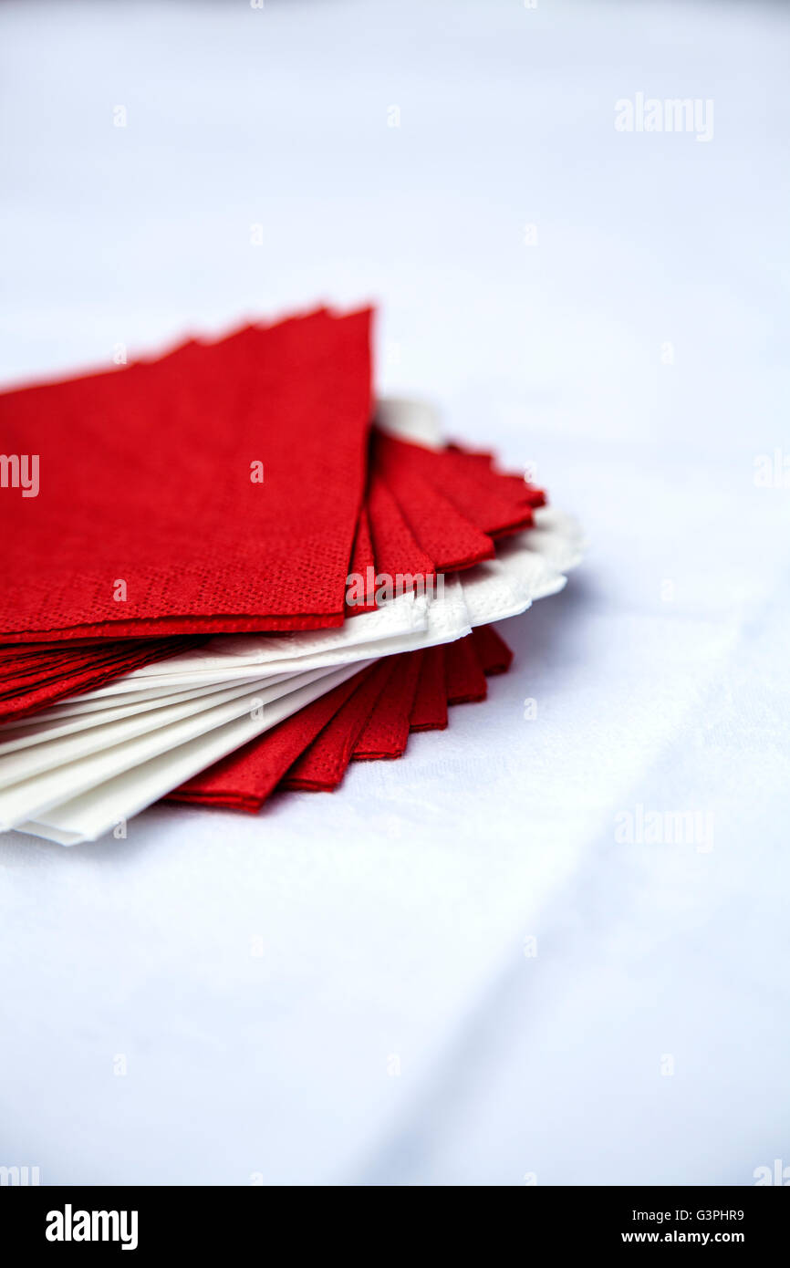 Rote und weiße Servietten Stockfoto