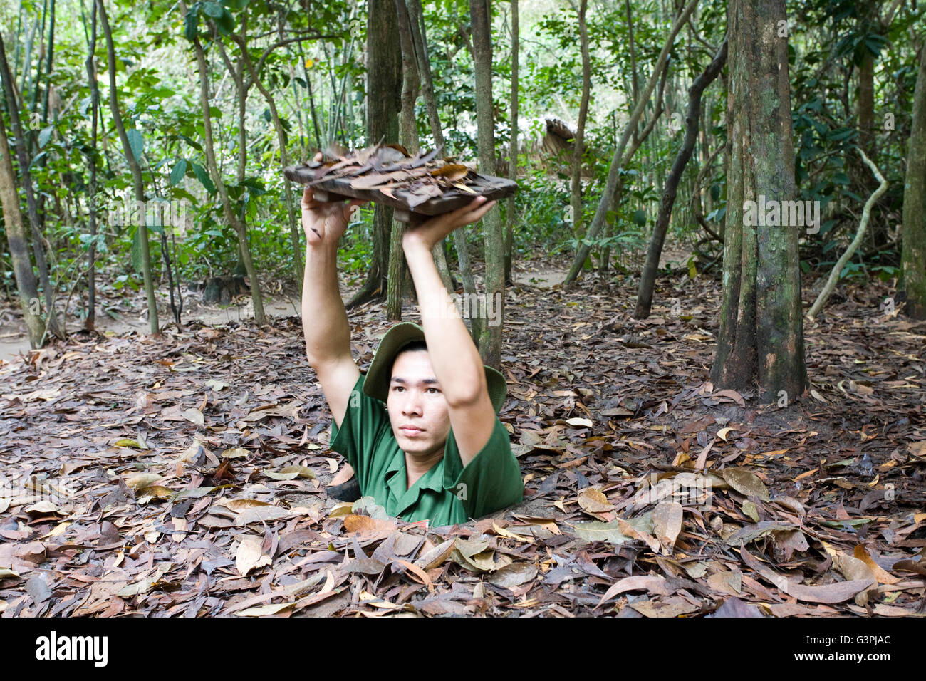Eintritt in das Tunnelsystem der Chu Chi, VietcongTunnel in der Nähe