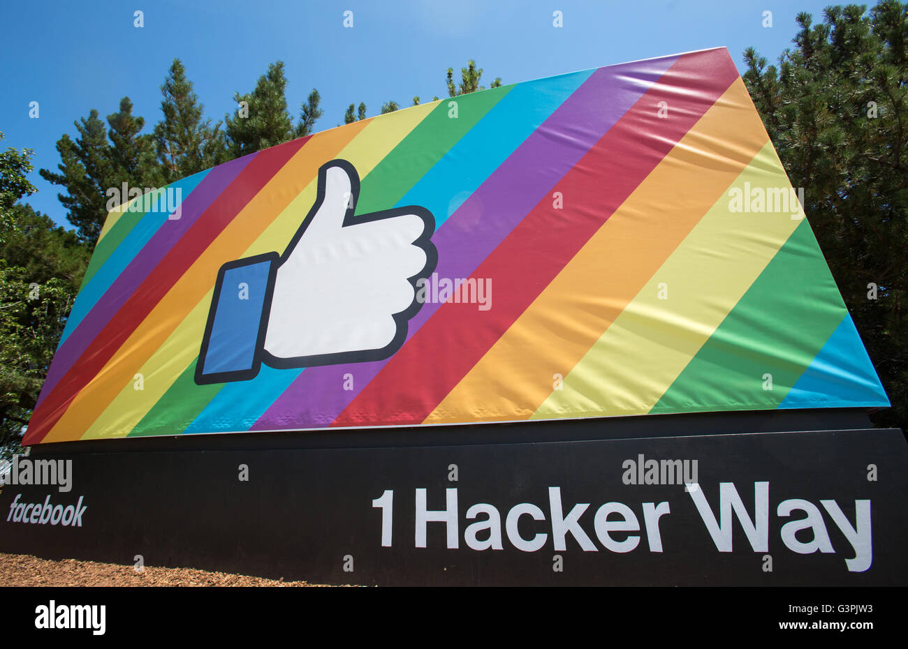 "Daumen nach oben" wie Zeichen außerhalb von Facebook Sitz in Menlo Park, Kalifornien. Stockfoto