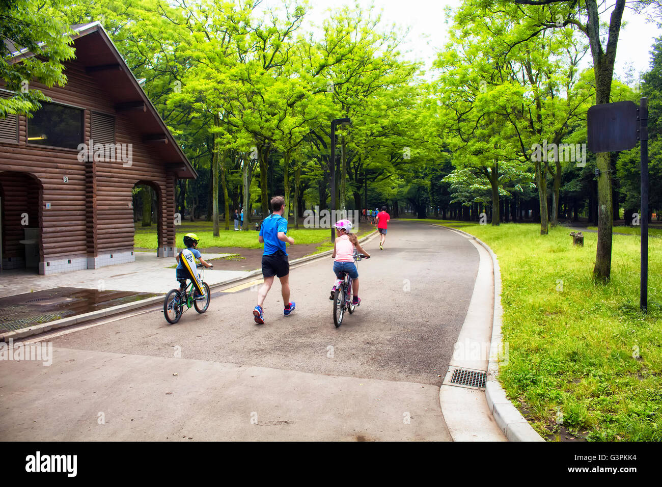 Tokio - Mai 2016: Vater und Kindern führen und genießen Sie in der Natur im Yoyogi Park am 28. Mai 2016 Stockfoto