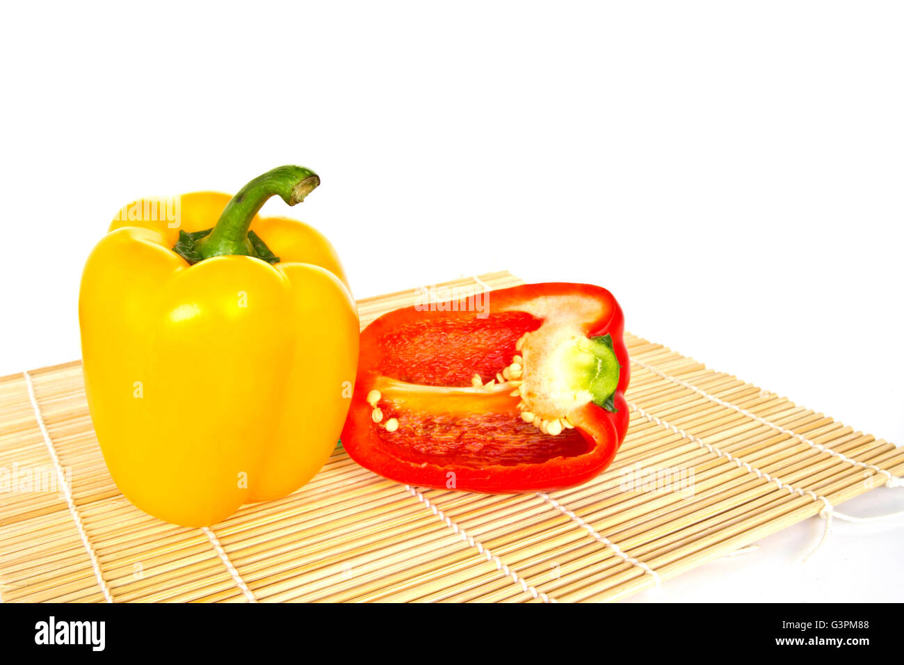 Gelbe und rote Paprika isoliert auf weißem Hintergrund Stockfoto