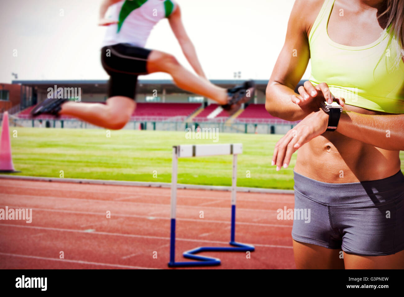 Zusammengesetztes Bild der sportliche Frau, die ihre Uhr Stockfoto