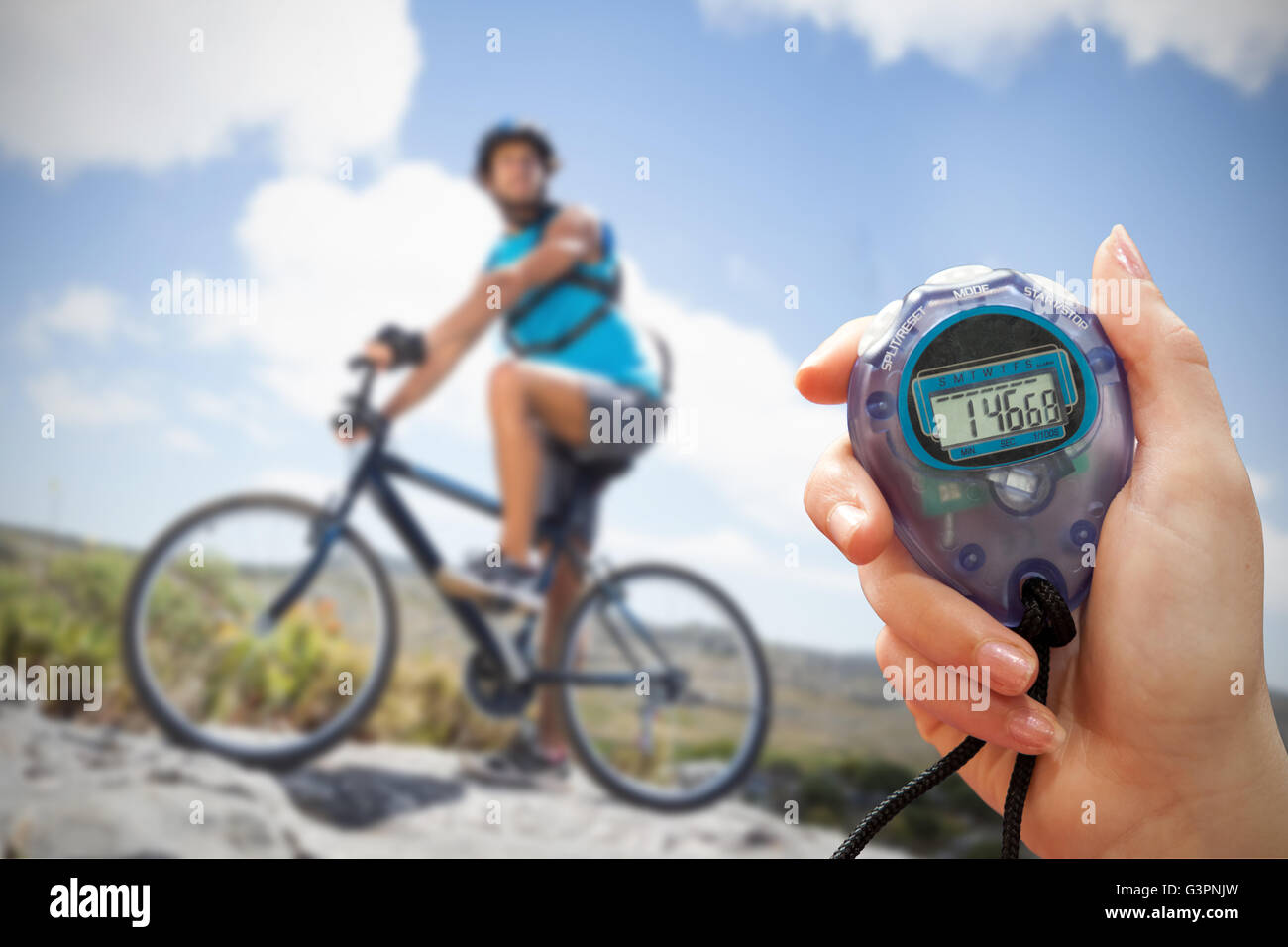 Zusammengesetztes Bild von einer Hand hält einen timer Stockfoto