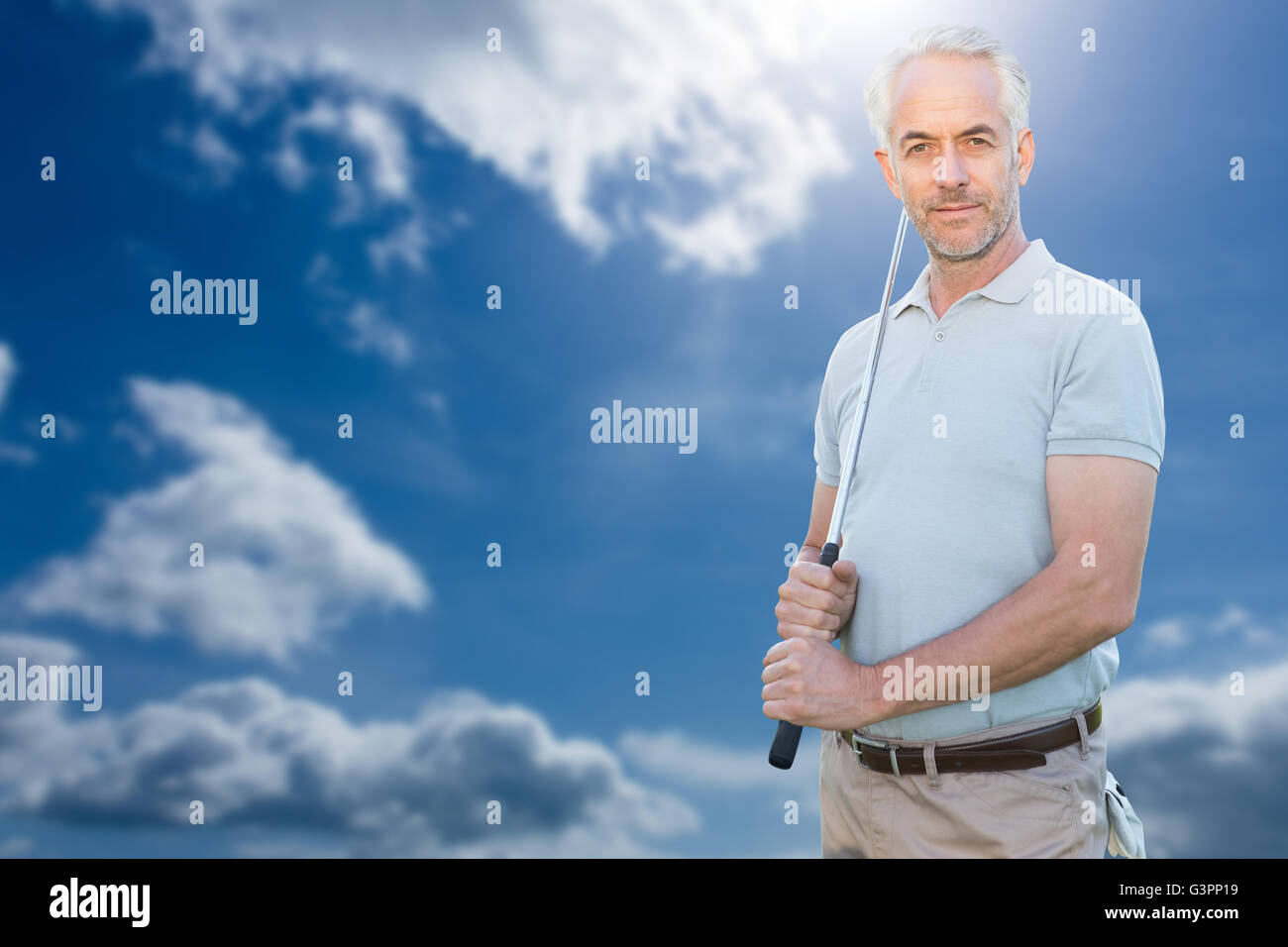 Mann hält einen Golfschläger Stockfoto