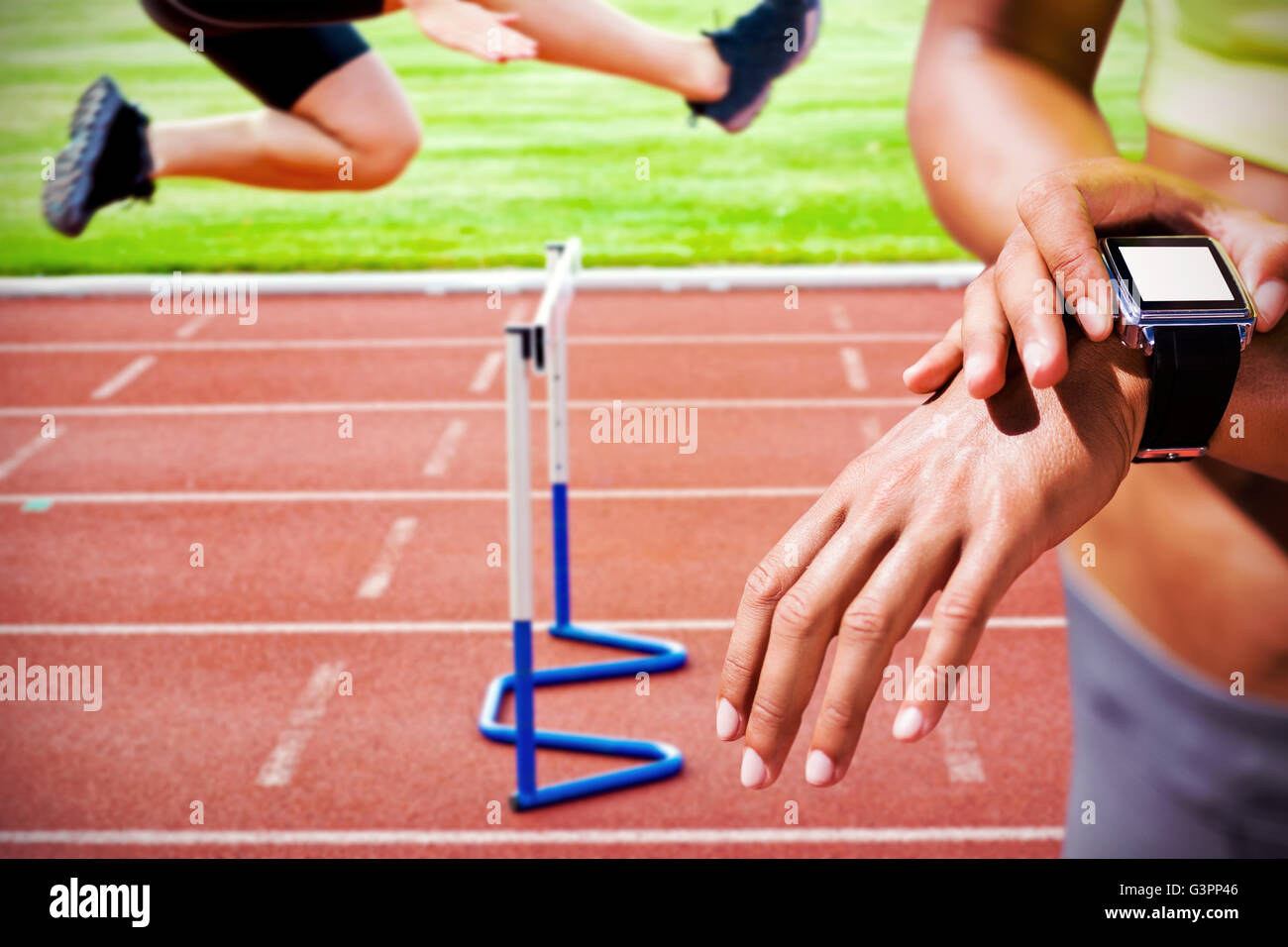 Zusammengesetztes Bild von Close Up auf eine Sportlerin tragen einer angeschlossenen Uhr Stockfoto