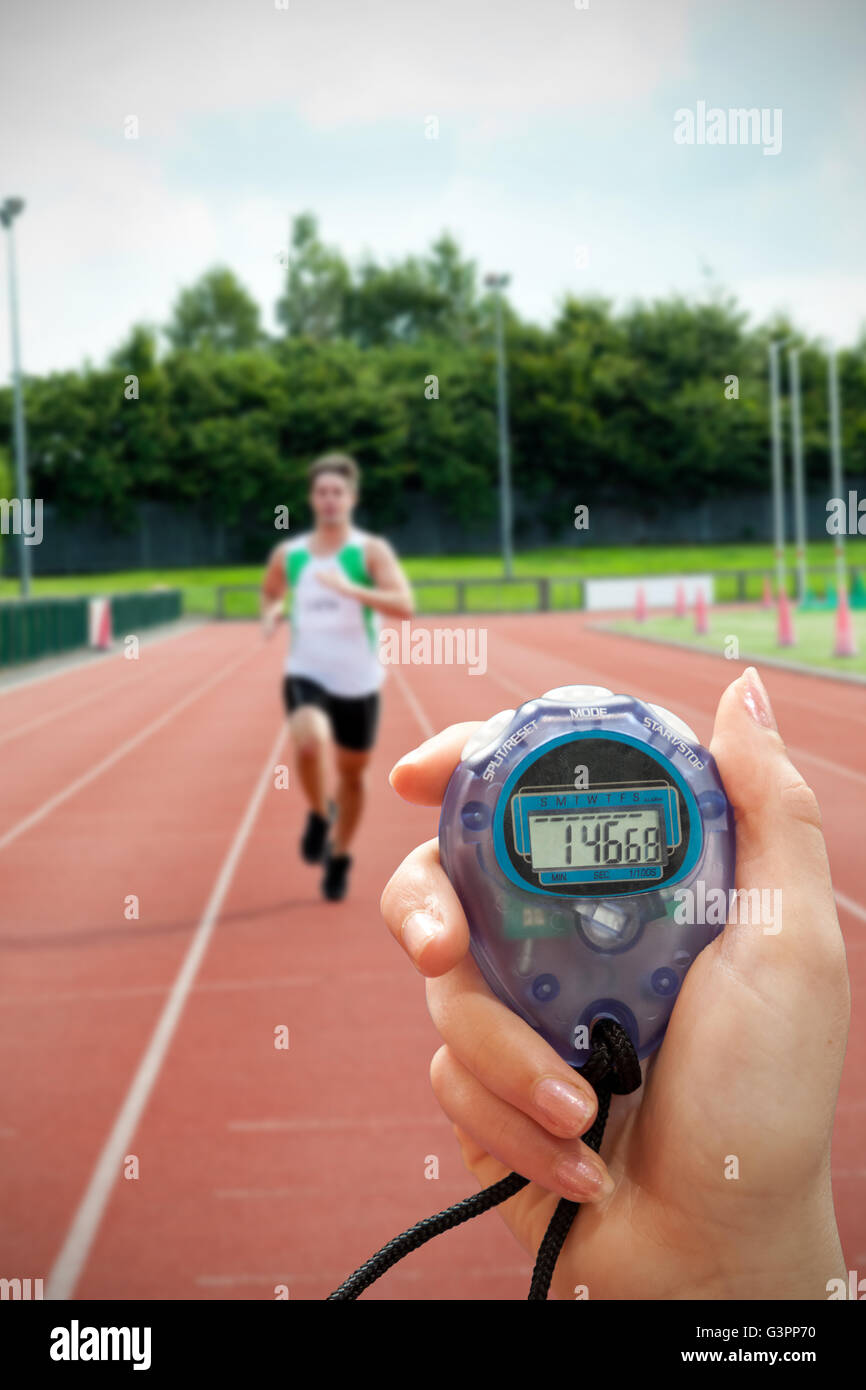 Zusammengesetztes Bild von Close Up von einer Hand hält einen Timer auf weißem Hintergrund Stockfoto