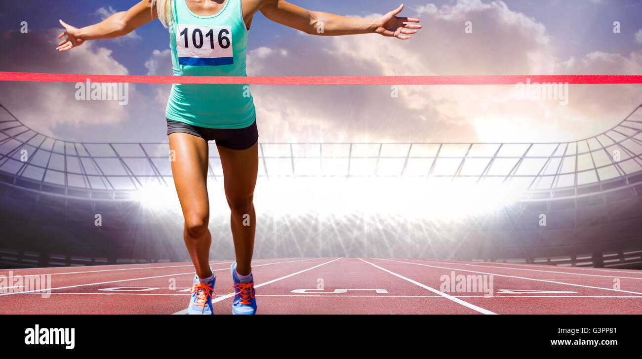 Zusammengesetztes Bild der Sportlerin ihren Lauf beenden Stockfoto