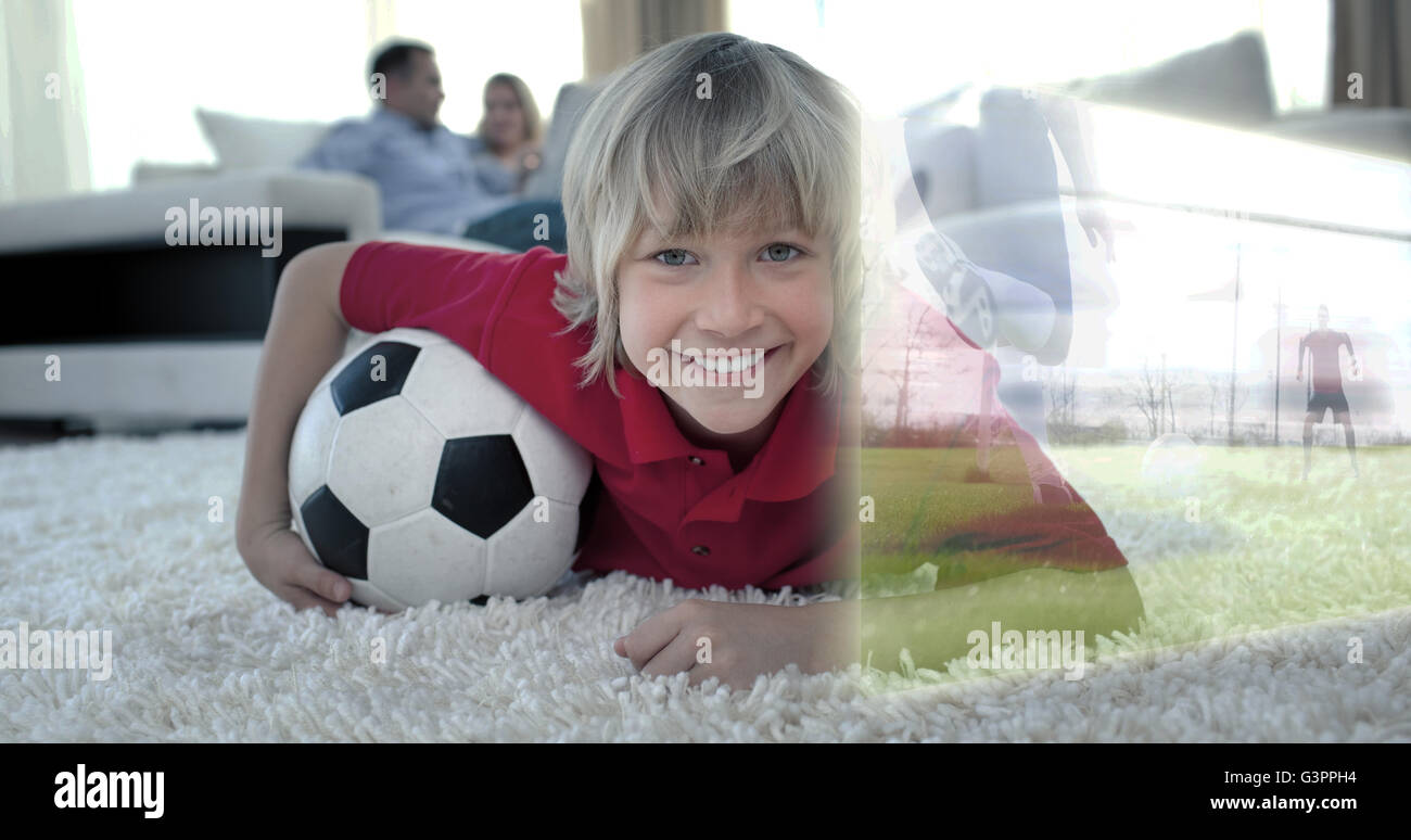 Zusammengesetztes Bild von niedlichen Fußballfan ist Fußballspiel im Fernsehen beobachten. Stockfoto