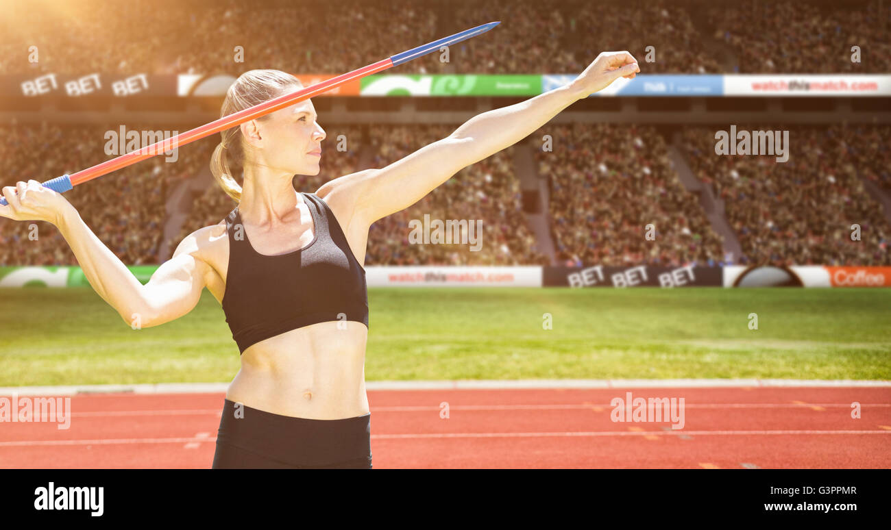 Zusammengesetztes Bild der Vorderansicht der Sportlerin Praktizierenden Speer werfen Stockfoto