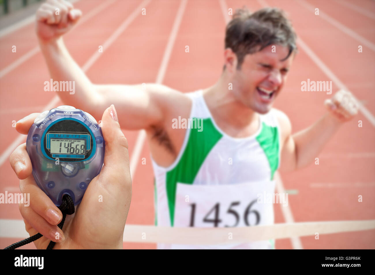 Zusammengesetztes Bild von einer Hand hält einen Timer gegen jubelnd Sprinter zeigt Ausdruck des Sieges Stockfoto