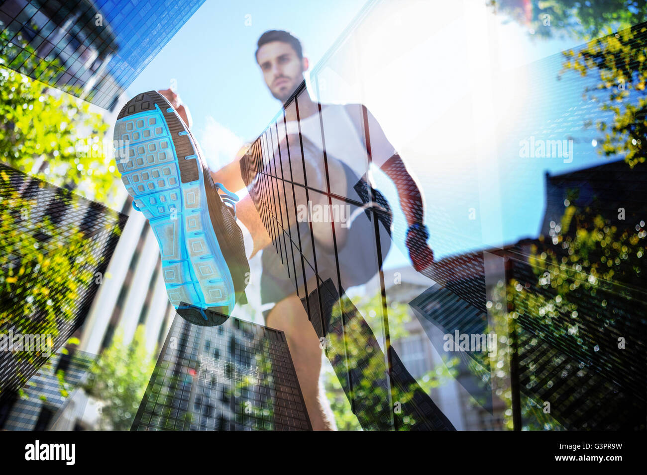 Zusammengesetztes Bild der schöne Sportler laufen auf der Straße Stockfoto