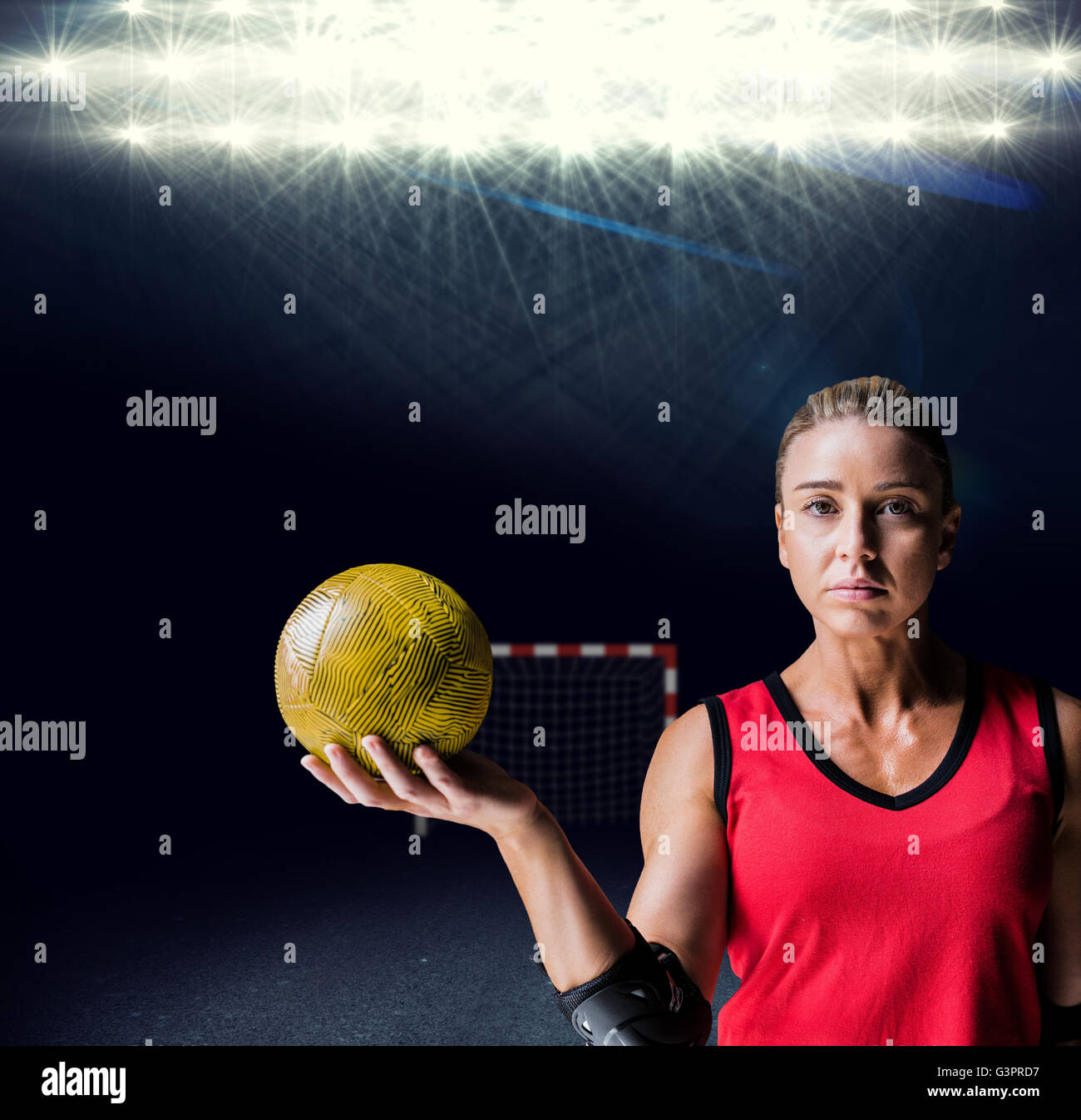 Zusammengesetztes Bild Sportlerin mit Ellenbogen-Pad hält handball Stockfoto
