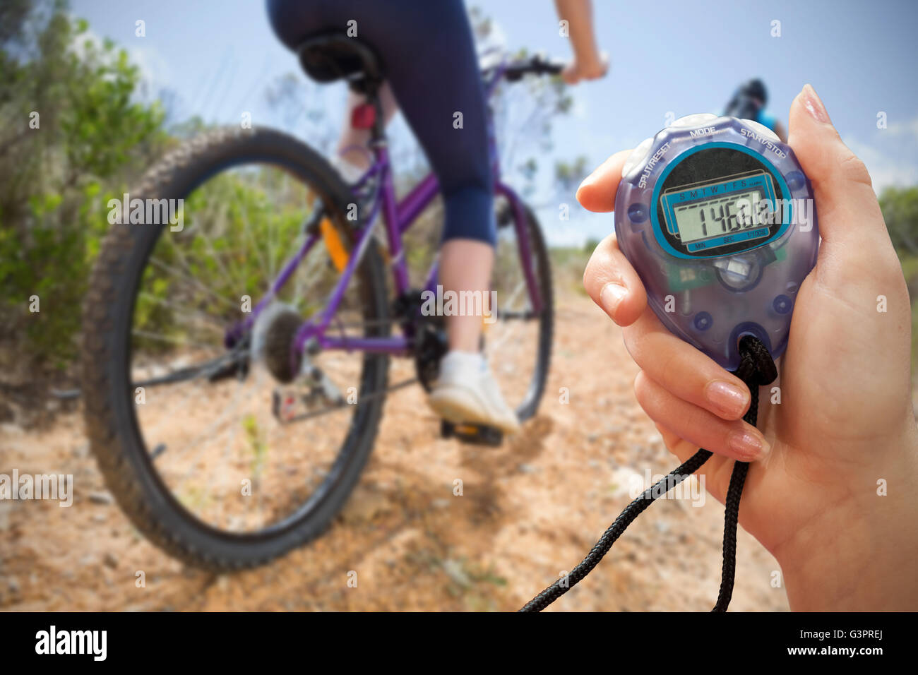Zusammengesetztes Bild von einer Hand hält einen timer Stockfoto