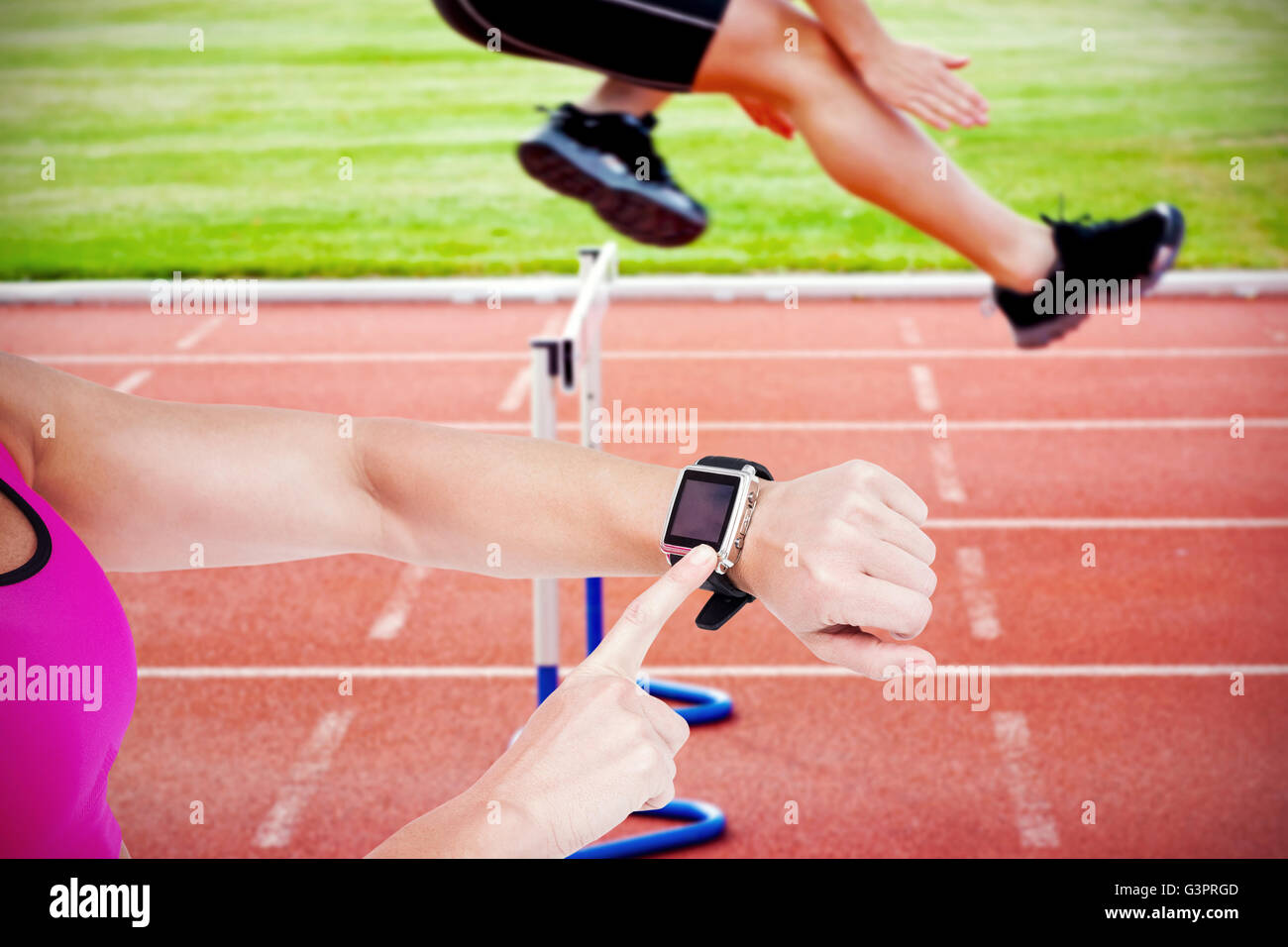 Zusammengesetztes Bild Sportlerin mit ihrem smart-watch Stockfoto