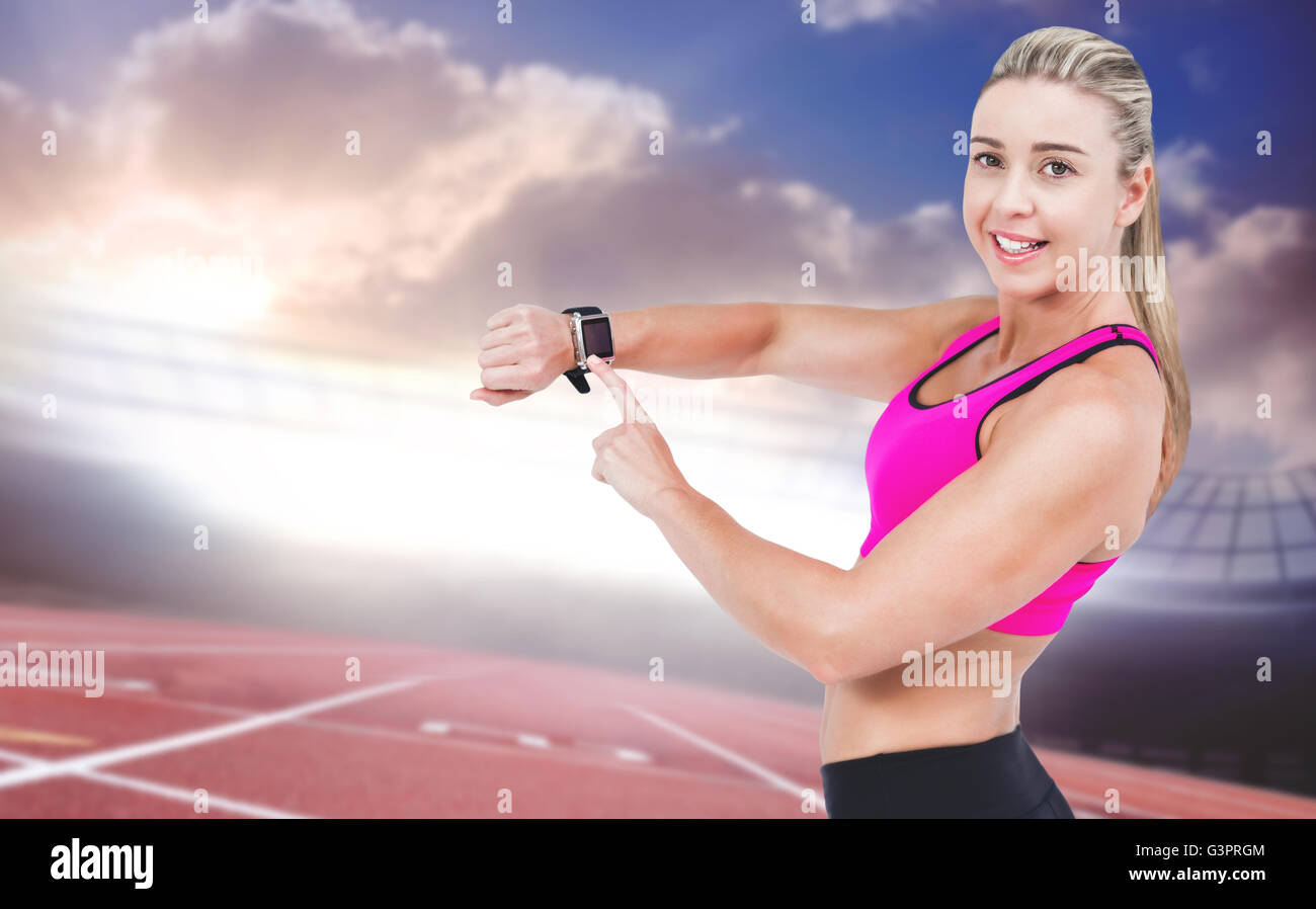 Zusammengesetztes Bild Sportlerin mit ihrem smart-watch Stockfoto