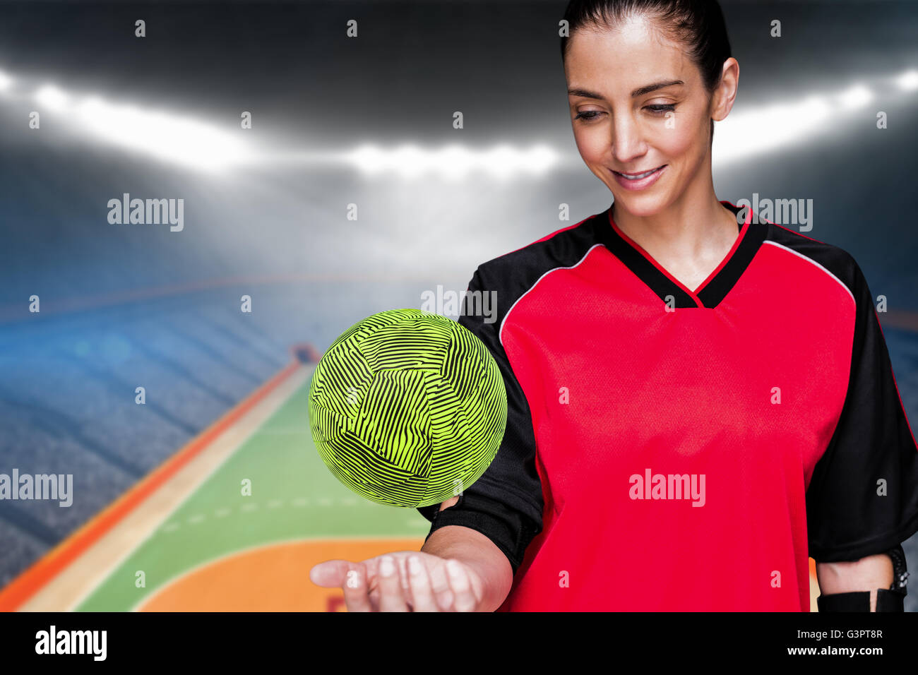 Zusammengesetztes Bild Sportlerin posiert mit Ellenbogen-pad Stockfoto