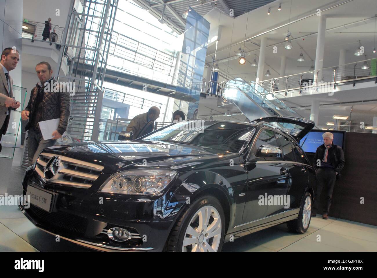 Mercedes-Benz Center in Mailand, der größte Vertriebs- und Vertretung Mitte der Marke Mercedes-Benz von Süd-Europa Stockfoto