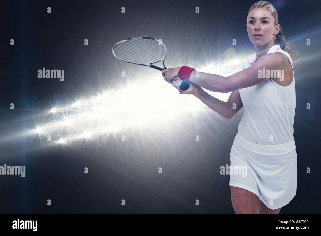 Zusammengesetztes Bild des Athleten mit einem Schläger mit dem Tennisspielen Stockfoto