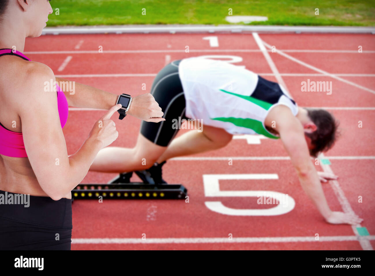 Zusammengesetztes Bild Sportlerin mit ihrem smart-watch Stockfoto