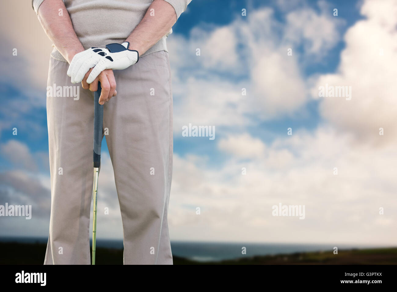 Mann hält einen Golfschläger Stockfoto