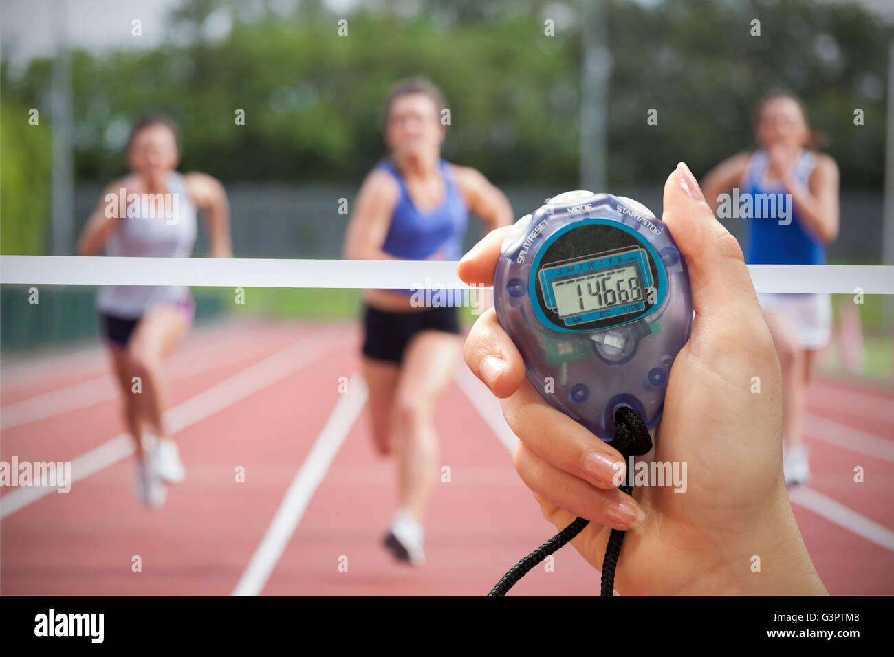 Zusammengesetztes Bild von einer Hand hält einen timer Stockfoto